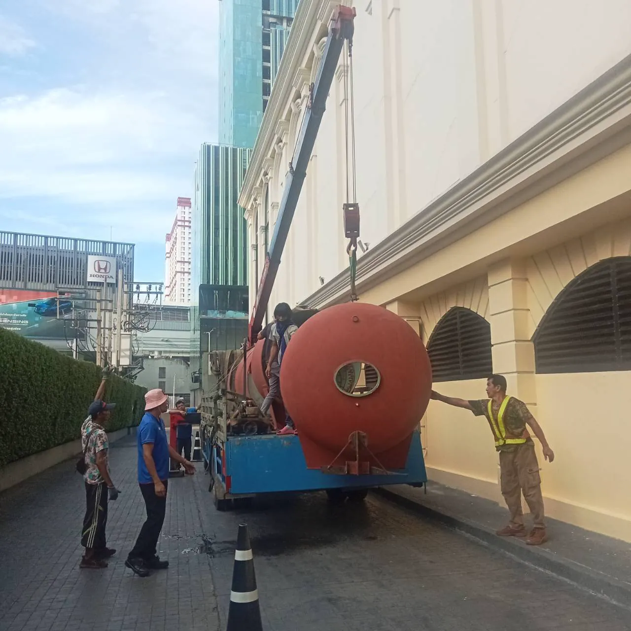 ติดตั้งถังเก็บน้ำร้อน 5,000 ลิตร โรงแรม 5 ดาว อาคารสูงใจกลางกรุงเทพฯ (แยกชิ้น–ยกขึ้นตึก–เชื่อมประกอบหน้างาน)
