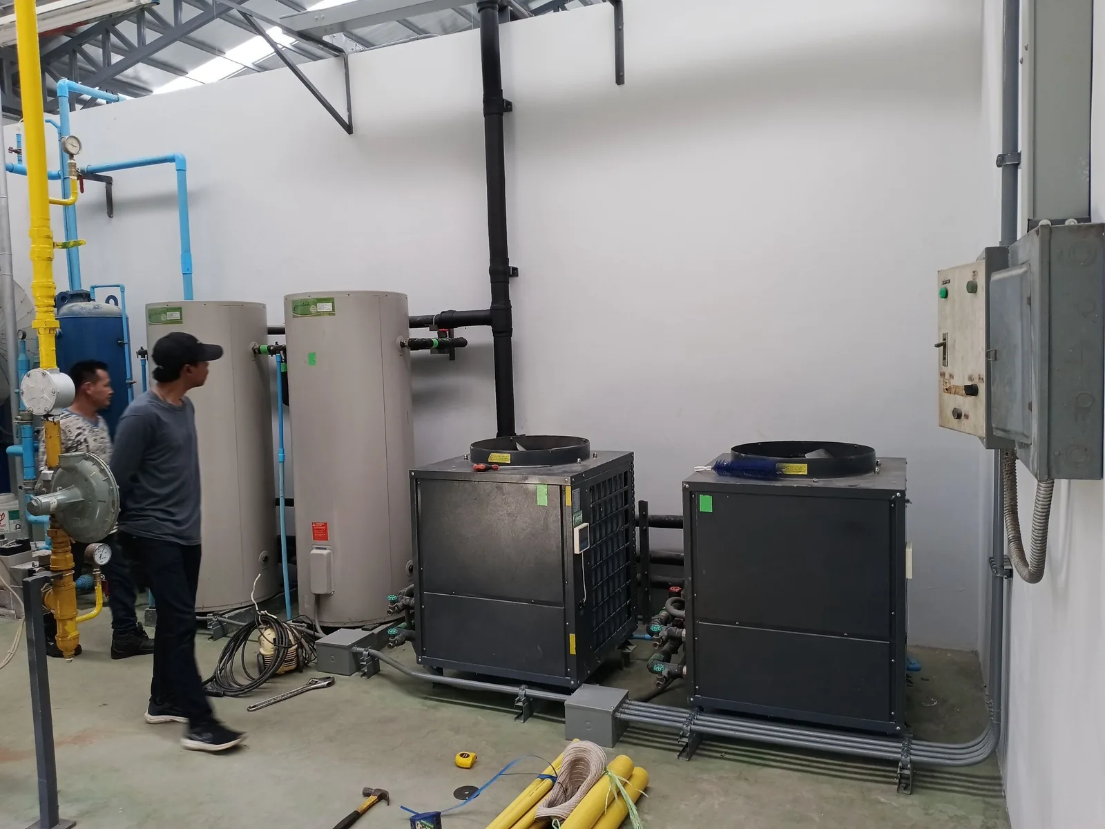 Renovate ระบบน้ำร้อนโรงงานซักรีด โรงแรม 300 ห้อง หาดป่าตอง ภูเก็ต — เปลี่ยนจาก Steam Boiler เป็น Ecotech Heat Pump 500 ลิตร/ชม. 2 ตัว