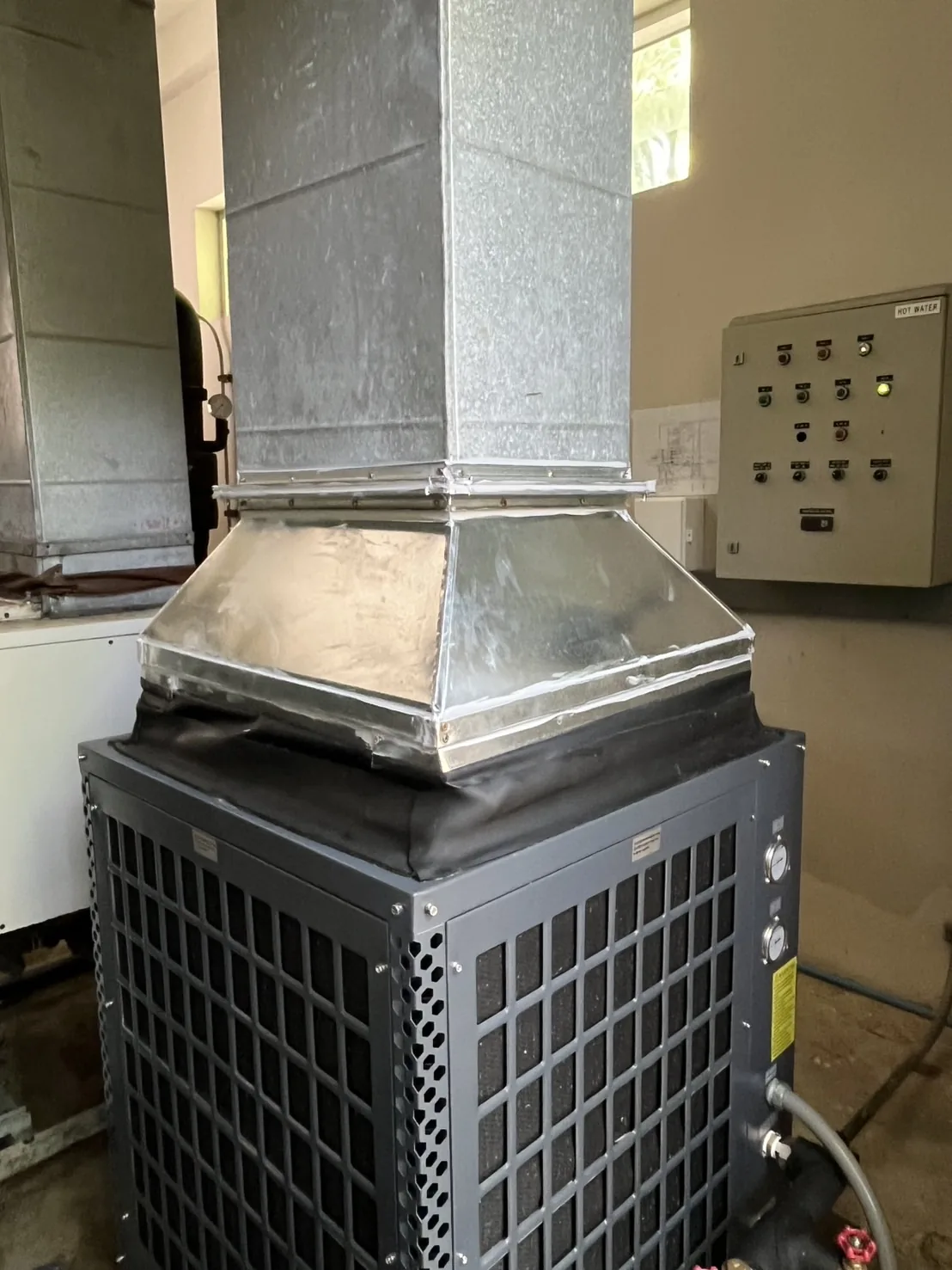 เปลี่ยน Ecotech Heat Pump 500 ลิตร/ชม. ชุดใหม่ โรงแรมหาดกะรน ภูเก็ต — เครื่องเดิมใช้กว่า 10 ปี ลูกค้าเลือก Ecotech ซ้ำอีกครั้ง