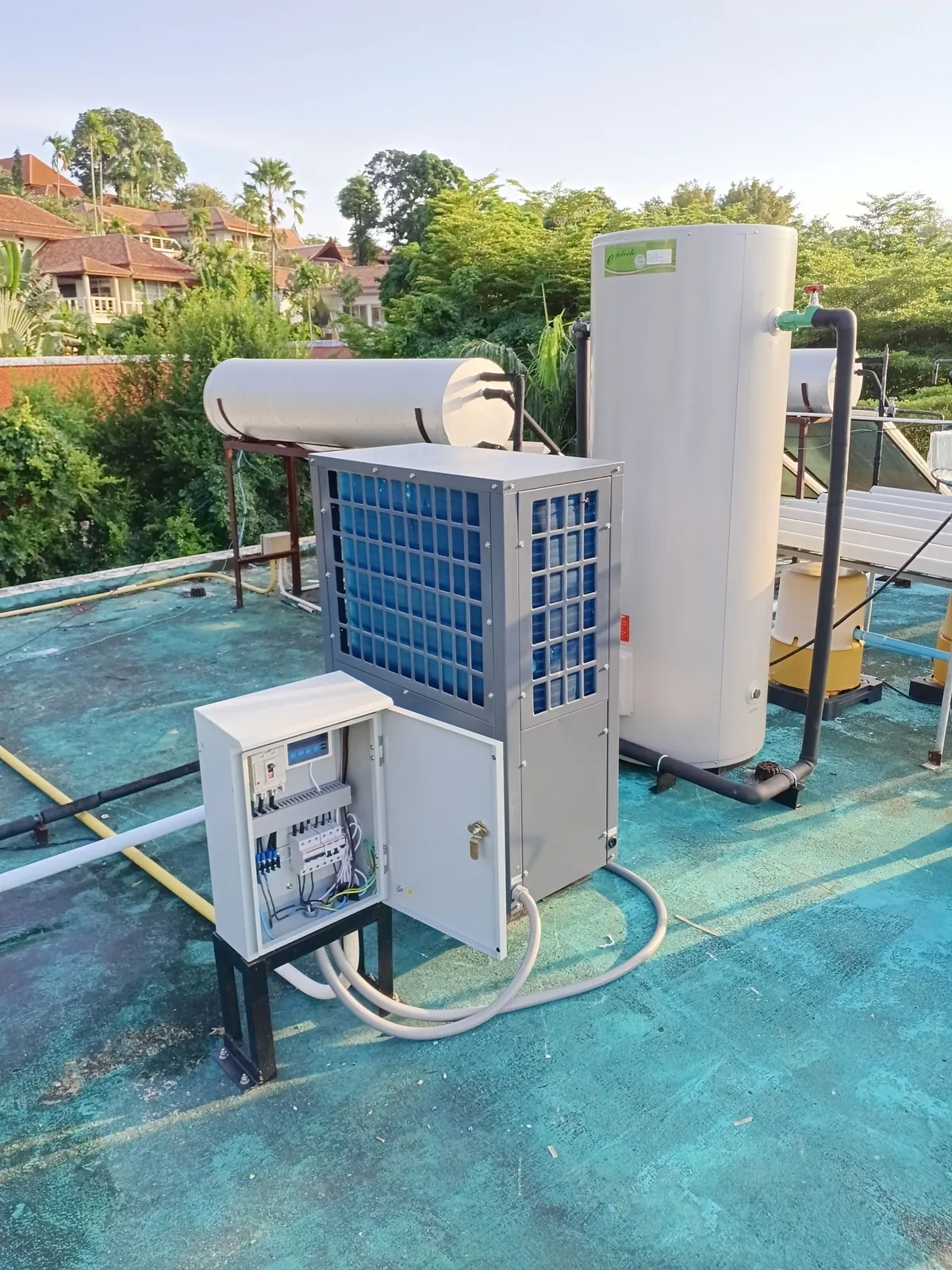 โรงแรม 4 ดาว 156 ห้อง หาดกะตะ ภูเก็ต ทยอยเปลี่ยนระบบโซลาร์เป็น Ecotech Heat Pump ทีละอาคาร — กินไฟแค่ 3 kW ต่อ 18 ห้องพัก