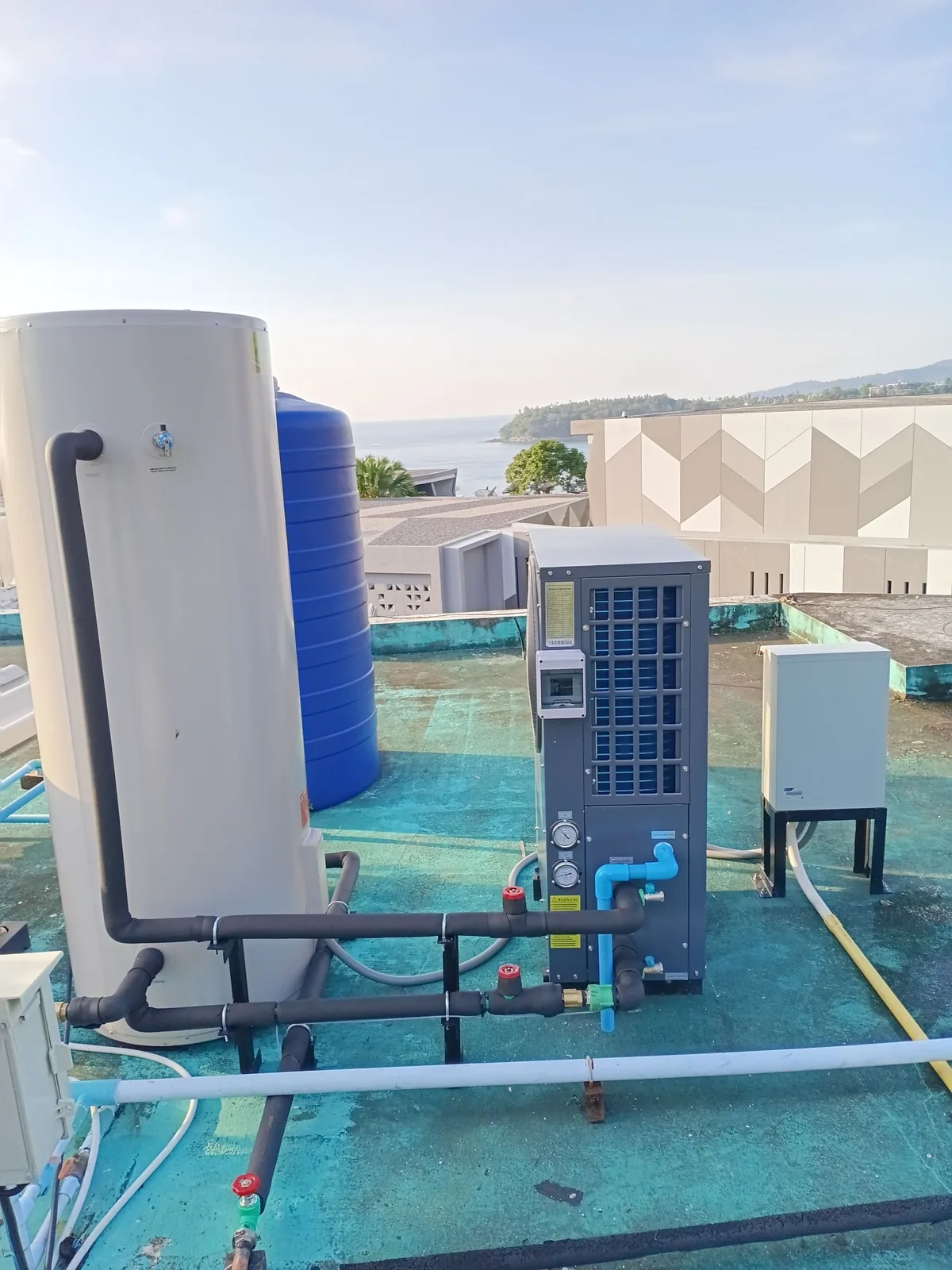 โรงแรม 4 ดาว 156 ห้อง หาดกะตะ ภูเก็ต ทยอยเปลี่ยนระบบโซลาร์เป็น Ecotech Heat Pump ทีละอาคาร — กินไฟแค่ 3 kW ต่อ 18 ห้องพัก - รูปที่ 6