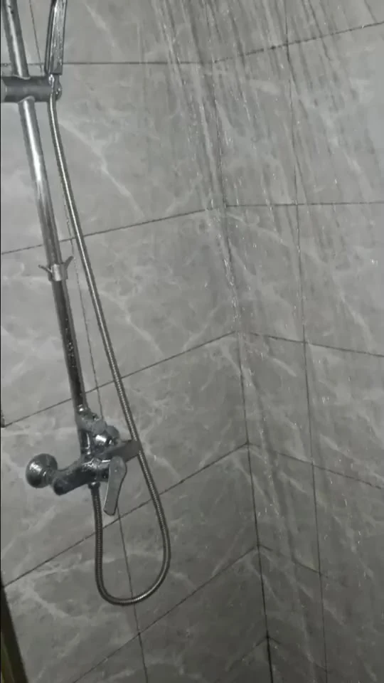 ทดสอบแรงดันและอุณหภูมิน้ำร้อนที่ฝักบัว Rain Shower ในห้องพักจริง