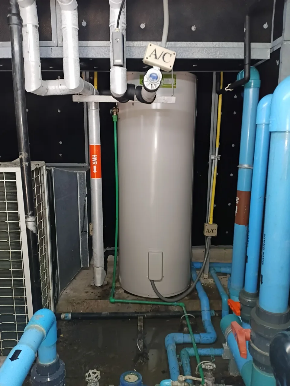 เปลี่ยนเครื่องทำน้ำร้อนหม้อต้ม เป็น Ecotech Heat Pump 340 ลิตร — Pool Villa โรงแรม 5 ดาว หาดในทอน ภูเก็ต